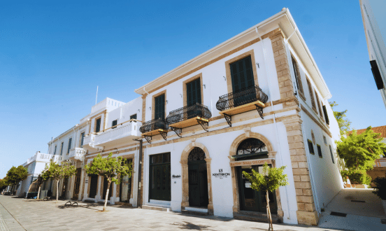 Kentrikon 1924 Boutique hotel épülete a páfoszi óvárosban, Ciprus.