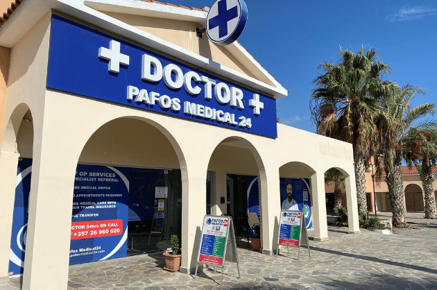 A Páfos Medical24 egyik irodája a turistaövezetben található. A kifejezetten turisták ellátására szakosodott intézményben a nap 24 órájában van ügyelet.