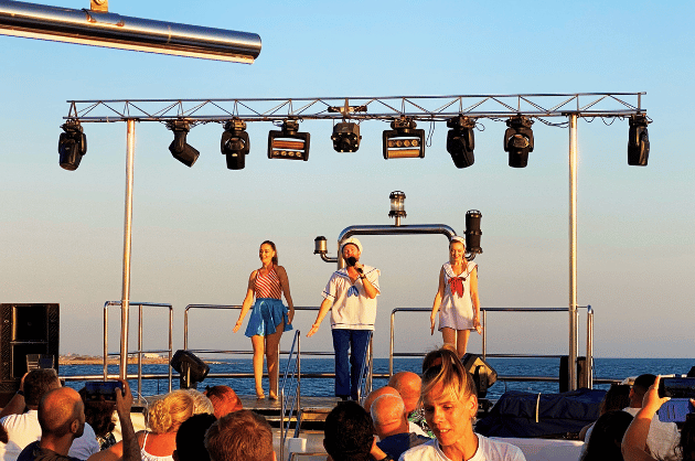 All inclusive, zenés, táncos esti hajóút Cipruson