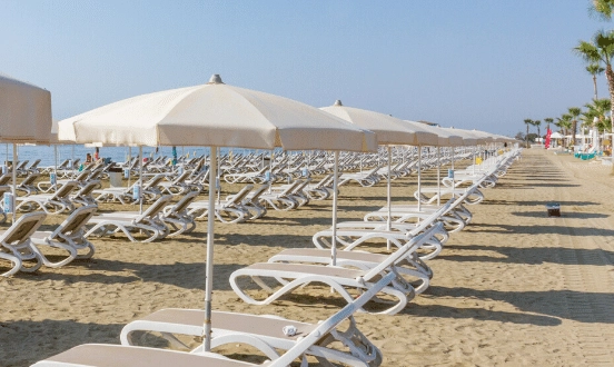 Csodás-strand-a-larnakai-sétány-mentén