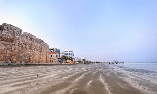 Larnakai-erőd-a-sétányról