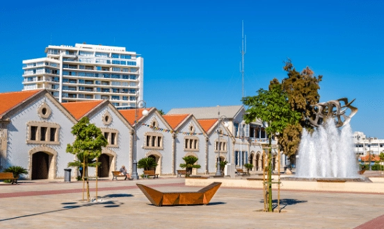 Szépen-felújított-régi-raktárépületek-a-tengerparti-sétánynál