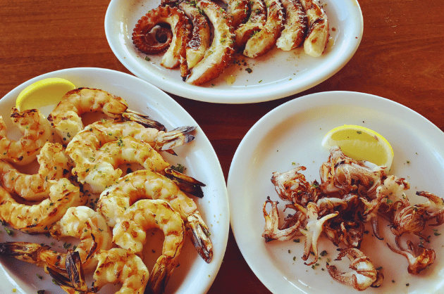 Böjti asztal Zöld Hétfőn Cipruson tengeri herkentyűkkel.