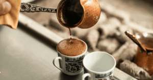 Tradicionális ciprusi kávé egy hegyi faluban Páfosz környékén