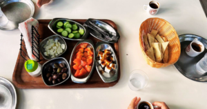 Tradicionális ciprusi kávé és uzsonna egy hegyi faluban Páfosz környékén