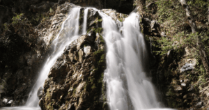 Chantara vízesés Ciprus hegyvidékén a Páfoszról induló kiránduláson