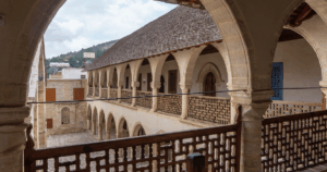 Gyümölcskóstoló egy ciprusi ültetvényen a hegyvidéki kirándulás során Páfoszról