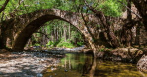 Tzielefos középkori kőhíd a ciprusi hegyvidéken