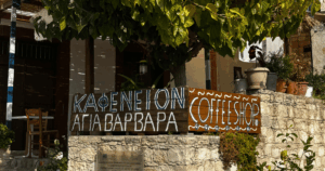 Tradicionális ciprusi kávé egy hegyi faluban Páfosz környékén