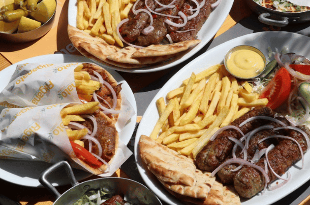 Riganato Páfosz – grillezett húsok, souvlaki és pita sült krumplival és friss zöldségekkel