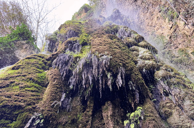 Kremiotis vízesés mohos sziklafallal a Kritou Terra nature trail mentén Cipruson