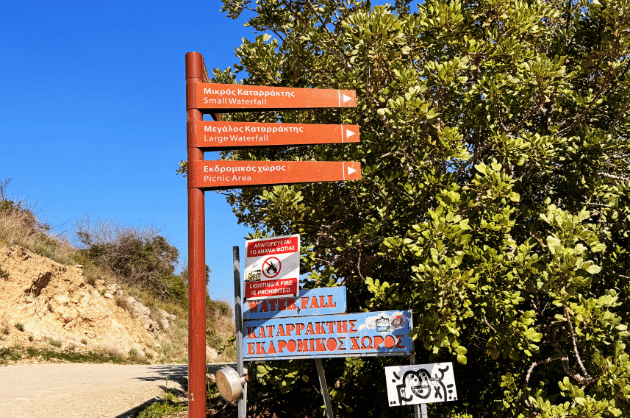 Útjelző táblák a Kremiotis vízeséshez vezető túraútvonalnál Kritou Terra falunál