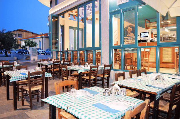 Tzogias Grill House Páfosz – friss gyros és souvlaki pita kenyérben, klasszikus grill ételek