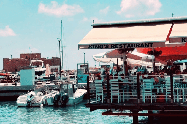 King’s Restaurant Páfosz – étterem a kikötőben, tengerparti terasz kilátással a páfoszi erődre és hajókra