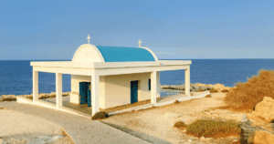 Ayioi Anargiroi kápolna Ayia Napa tengerpartján, Ciprus keleti partvidékén