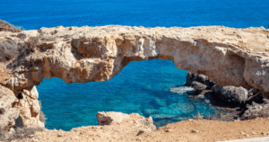 Crow's Arch természetes sziklahíd Ayia Napa közelében, Ciprus keleti partján