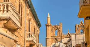 Famagusta óvárosának hangulatos utcája a Szent Miklós-katedrálissal a háttérben