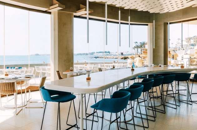 Az Antasia Beach Club modern belső tere Páfoszon, tengerre néző panorámával.