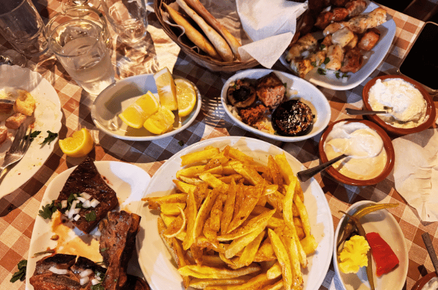 Τα μεζεκλίκκια της πλατείας Konia – tradicionális ciprusi ételek, grillezett húsok és friss sült krumpli