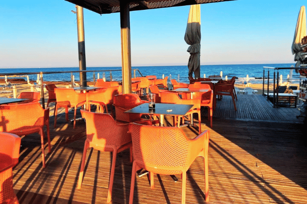 Lighthouse Beach Snack Bar a páfoszi tengerparti sétány mellett
