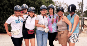 Naplementés lovaglás Cipruson a Peyia Sea Caves tengerpartján