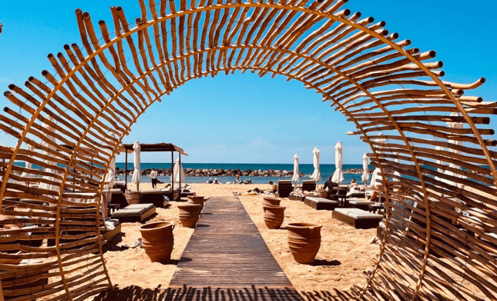 Venus Beach homokos strandja Páfoszon, Ciprus nyugati partján.